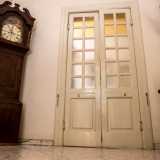 All�interno del luminoso ingresso, all�arredamento antico fa da contrasto una pi� recente pavimentazione